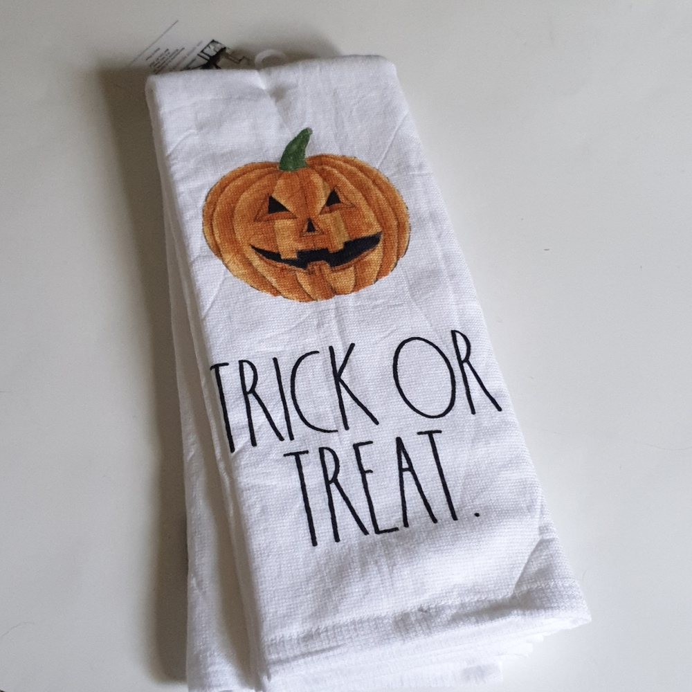 Rae dunn HAPPY HALLOWEEN 2 Kitchen towels - Picture 2 of 3